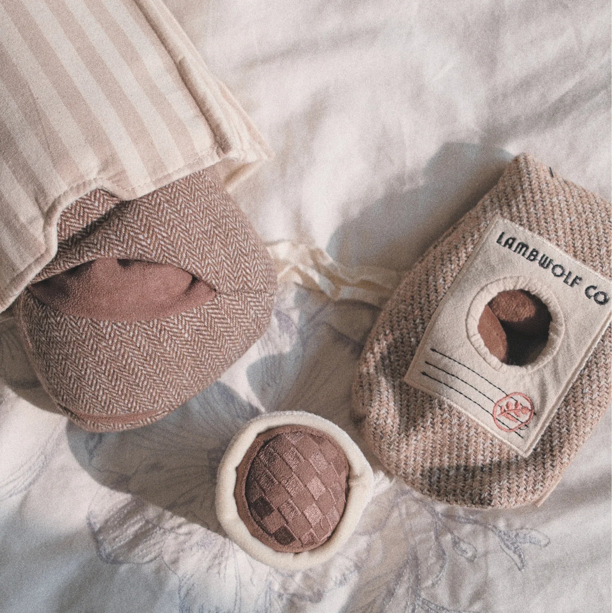 Lambwolf Coffee Beans Schnüffelspielzeug mit 3 Quietscher Kaffeebohnen