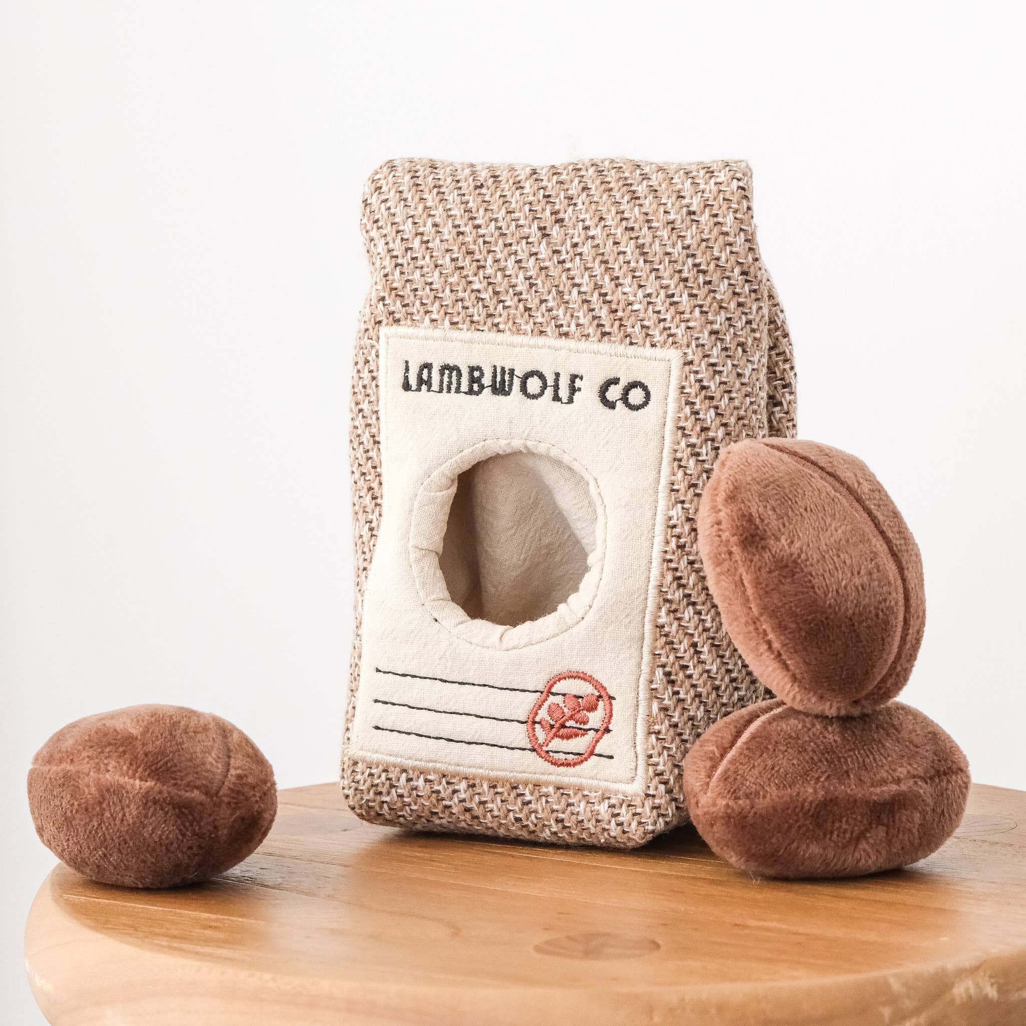 Lambwolf Coffee Beans Schnüffelspielzeug mit 3 Quietscher Kaffeebohnen Produktbild von Beagletuff
