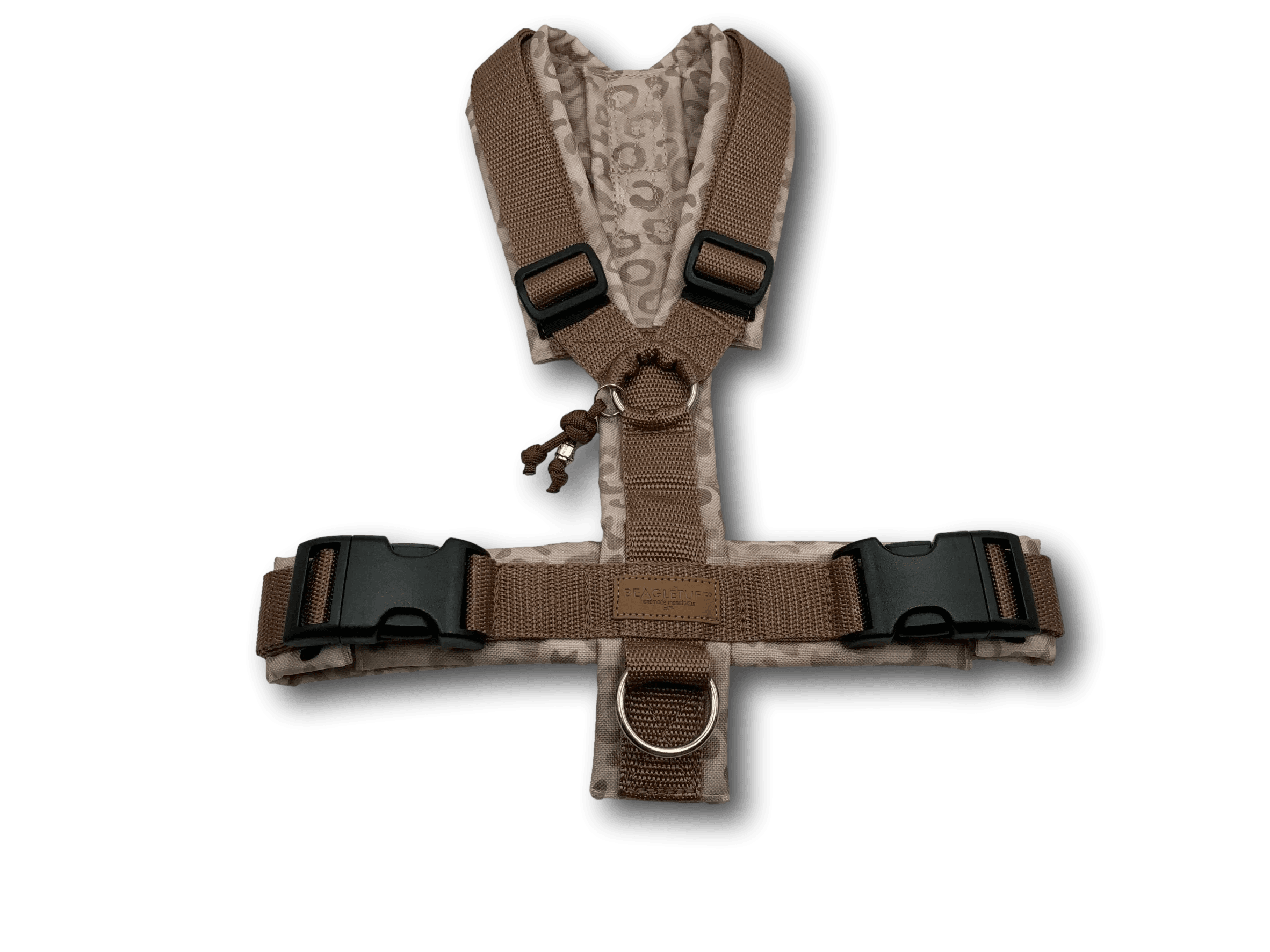 Hundegeschirr in Beige mit braunem Gurtband und schwarzer Klickverschluss-Schnalle, gepolstert und mit dezentem Muster, flach liegend auf sc