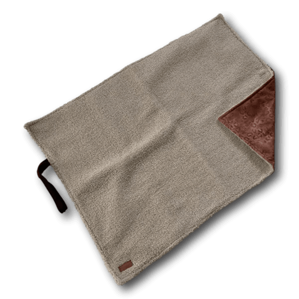 Beige Hundedecke mit braunem Schneeleoparden-Muster auf einer Ecke, weiche und flauschige Oberfläche, rechteckig und flach liegend mit BT Sn