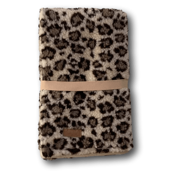 Gefaltete, flauschige Decke mit beige-braunem Leopardenmuster und einem beigen Gummiband zum Zusammenhalten
