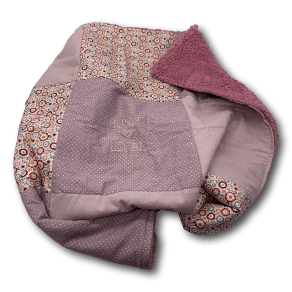 Hunde Kuscheldecke Patchwork in Altrosa und Creme mit Stickerei „Hunde Liebe“, aufgeschlagen mit Rückseite aus Baumwollteddy