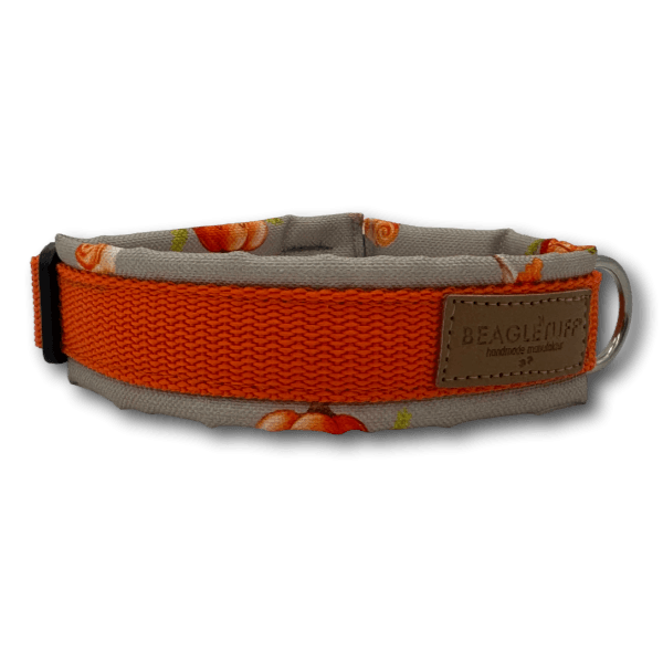 Hundehalsband in Orange mit floralem grauem Stofffutter und Leder-Label mit Prägung BEAGLETUFF