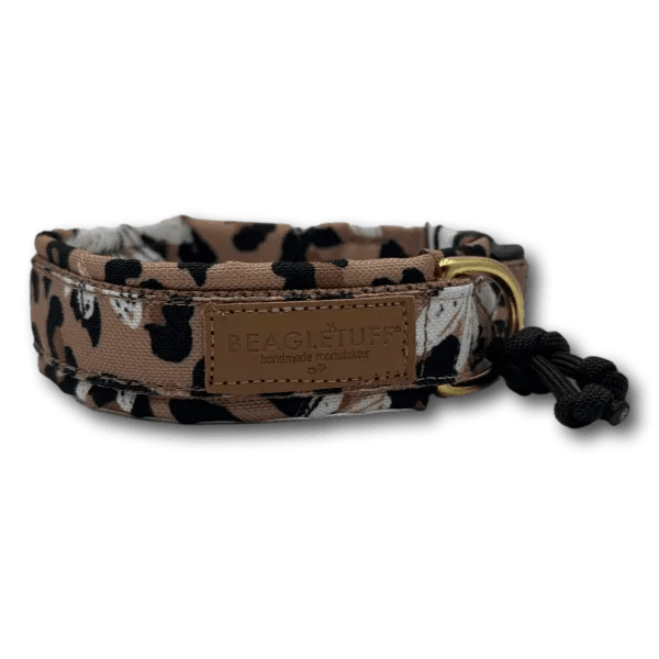 Hundehalband in Beige mit schwarzem und weißem Leopardenmuster, goldfarbener Metallring und schwarzer Kordel, mit braunem Lederpatch mit Prä