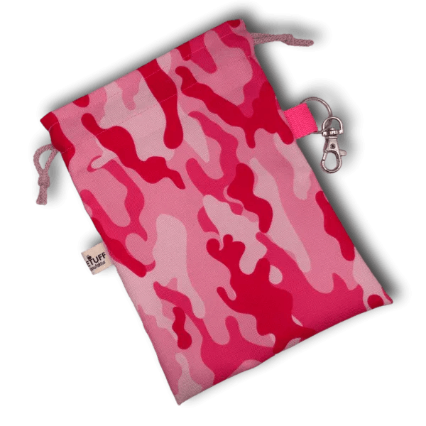 Zugbeutel aus Stoff mit pinkfarbenem Tarnmuster und Kordelzug an der Oberseite, Metallkarabiner an der Seite mit PooBag Camouflage pink