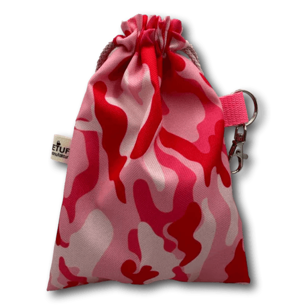 Zugbeutel in pink und roten Camouflagefarben mit Kordelzug und kleiner Metallklammer an der Seite mit PooBag Camouflage pink