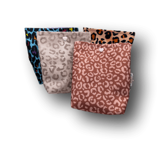 Drei kleine Taschen mit Leopardenmuster in den Farben altrosa, schwarz mit bunten Akzenten und orange-beige, jeweils mit einem kleinen weiße