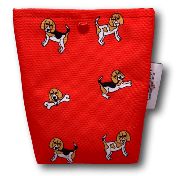 Rotes kleines Täschchen mit verschiedenen Beagle-Spielfiguren in verschiedenen Posen aufgedruckt, darunter stehende und spielende Hunde und