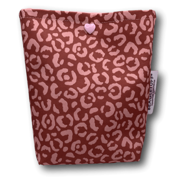 Tasche mit Leopardenmuster in altrosa und helleren rosa Flecken, rechteckige Form mit gerolltem Rand und kleinem Herz als Dekoration oben in