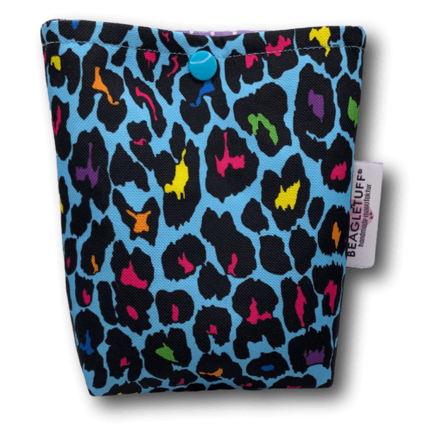 Kleiner Taschenkrümel aus robustem Stoff mit buntem Neonleopard-Muster auf blauem Grund und BEAGLETUFF®-Label mit BT Taschenkrümler Neonleop