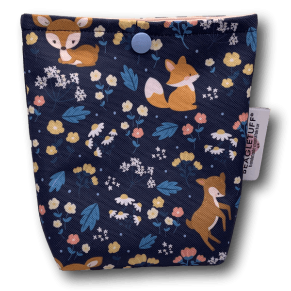 Kleiner dunkelblauer Taschenkrümmer mit buntem Muster aus Rehen, Füchsen und Blumen in Gelb, Hellblau, Weiß und Rosa mit blauem Druckknopf o