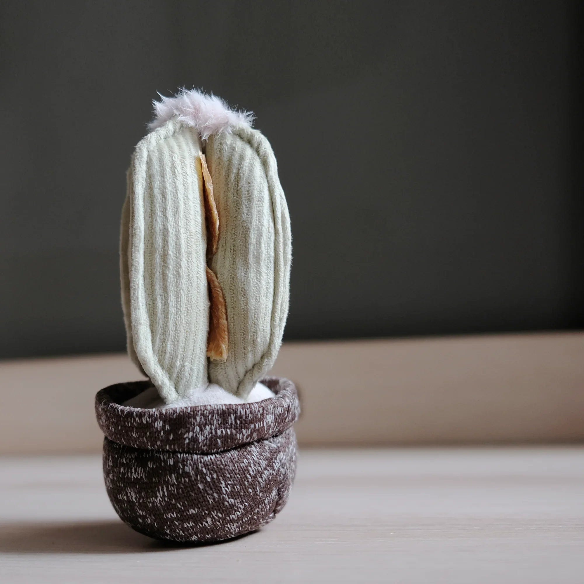 Weiches Hundespielzeug in Form eines Kaktus mit beigen Stoffblättern und braunem Topf aus Strickmaterial mit Lambwolf Cactus Schnüffelspielz