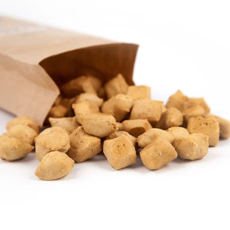 Helle Buttermilch-Kokos-Tropfen von Keksdieb, die aus einer offenen Papiertüte fallen