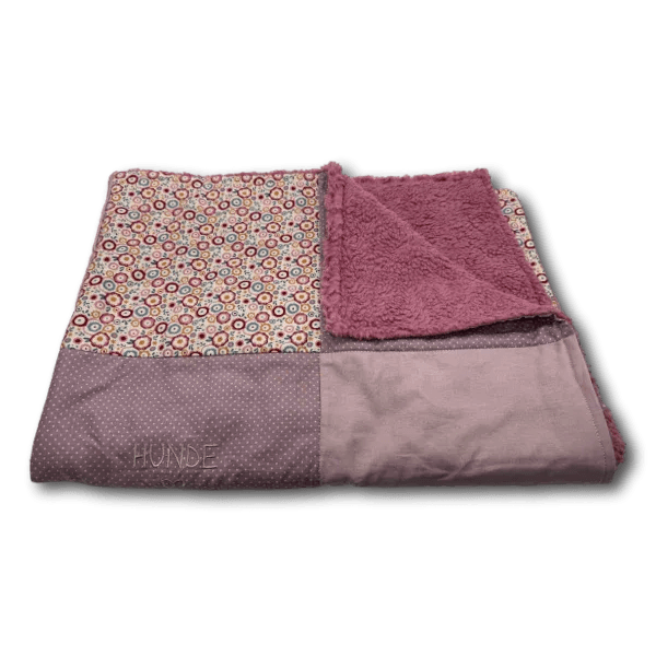 Zusammengelegte Hunde Kuscheldecke aus Musselin in Altrosa, Pünktchen und Creme mit bunten Kreisen, Rückseite Baumwollteddy