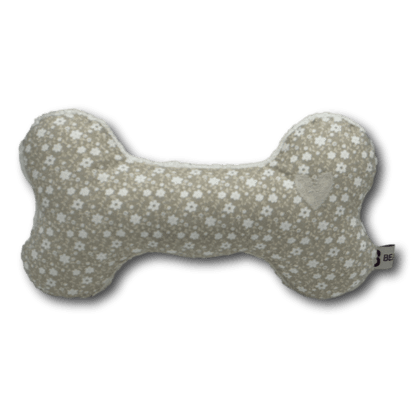 Beige Kuschelknochen in Knochenform mit kleinem weißen Blumenmuster und einem dezenten Herzdetail auf der Seite mit BT Kuschelknochen Blümch