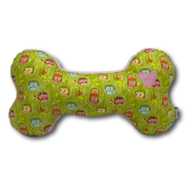 Hundespielzeug in Knochenform aus grünem Stoff mit bunten Eulenmotiven und einem kleinen rosa Herzapplikation mit BT Kuschelknochen Minieule