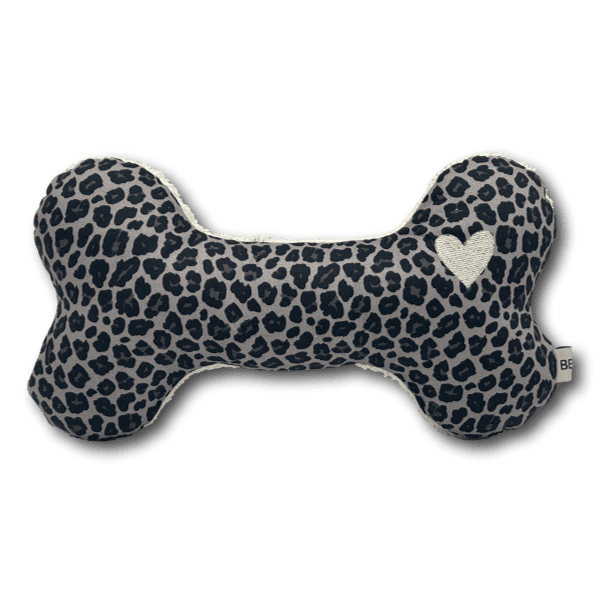 Kuschelknochen in Grau mit schwarzen Leopardenflecken und weißem Herzmotiv auf der rechten Seite mit BT Kuschelknochen Leopard grau