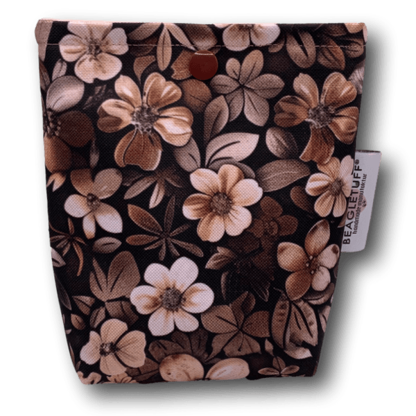 Tasche mit floralem Muster in verschiedenen Brauntönen und Mocca auf schwarzem Hintergrund, mit einem Druckknopfverschluss und weißem Beagle
