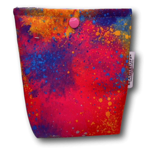 Quadratische Futter- oder Leckerlibeutel-Tasche mit bunten Farbklecksen in Rot, Orange und Blau, verschlossen mit einem pinken Druckknopf, a
