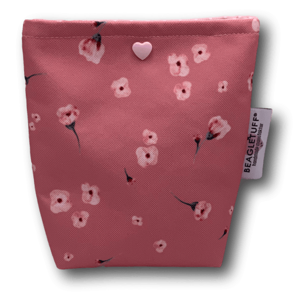kleine Tasche in Altrosa mit weiß und rosa kleinen Blüten, Herz-Knopf oben mittig, weißes BEAGLETUFF® Markenlabel seitlich mit BT Taschenkrü