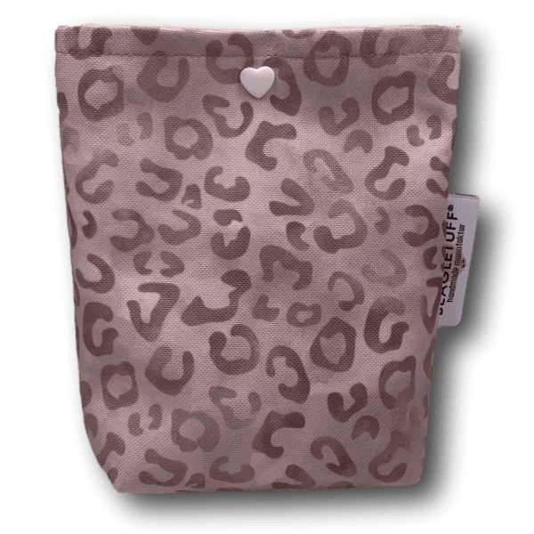 kleine Stofftasche mit beigen und braunen Schneeleopard-Flecken, oben geschlossen mit einem weißen Herzknopf, seitlich ein BEAGLETUFF® Marke